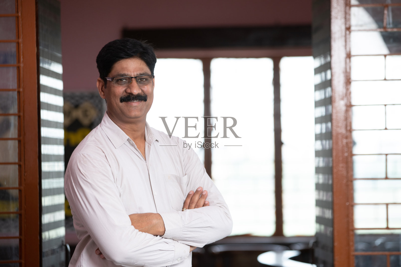 印度男教师在图书馆外的肖像照片摄影图片