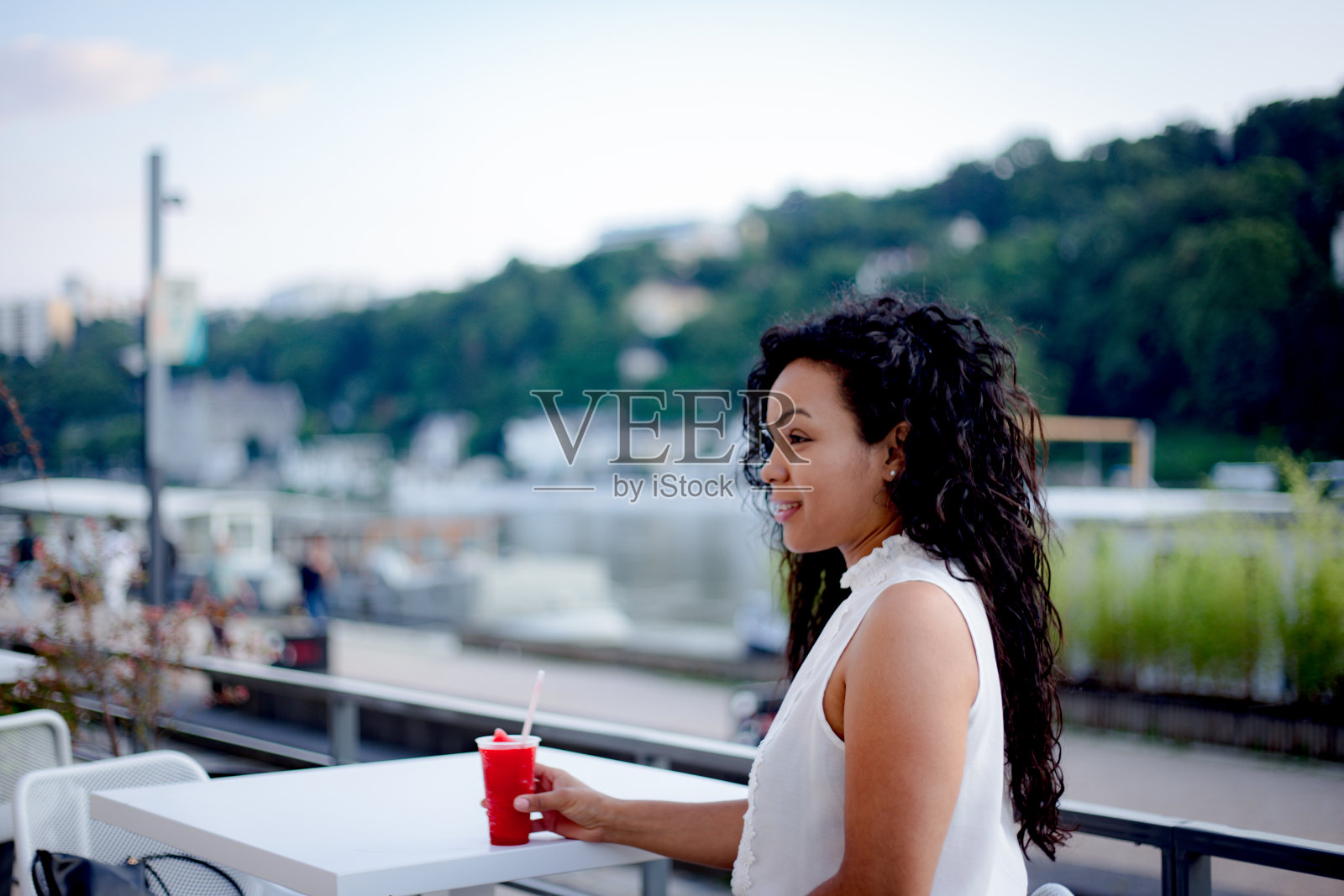 在法国里昂，年轻的姐妹们一边喝酒一边用手机照片摄影图片