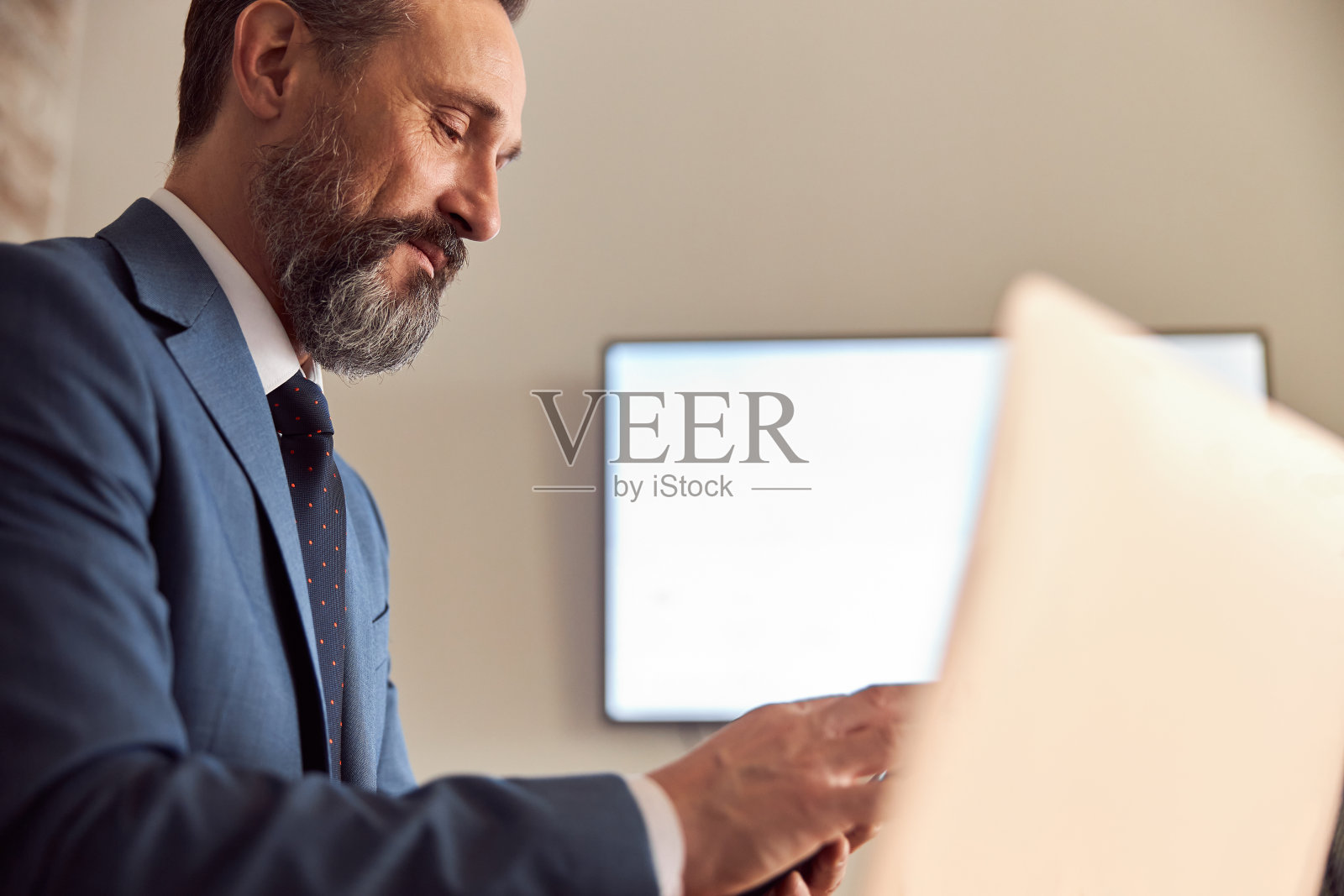 一个快乐的白人成年男子在一个现代化的办公柜里工作照片摄影图片