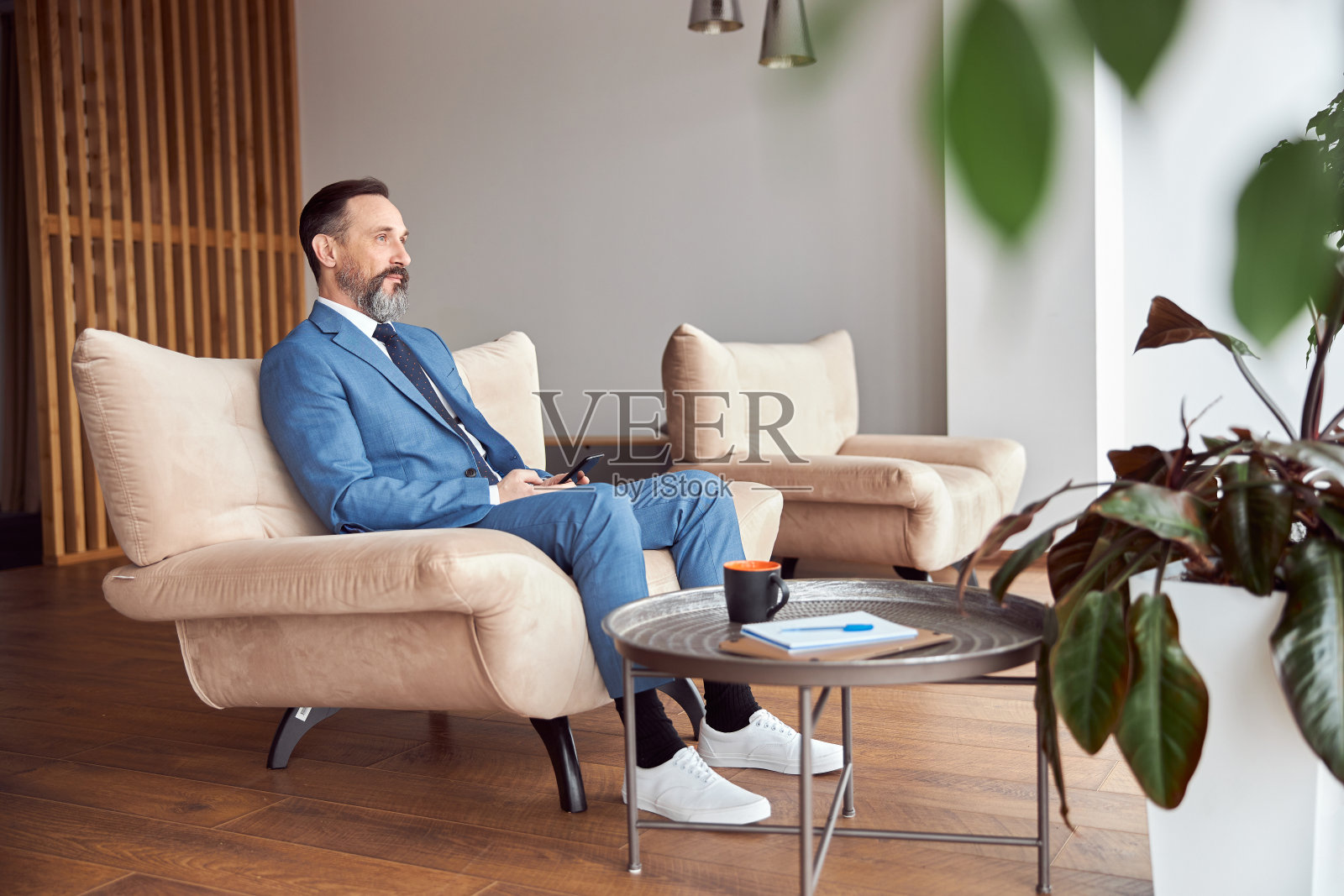 快乐的白人成年男子在现代化的办公室里工作照片摄影图片