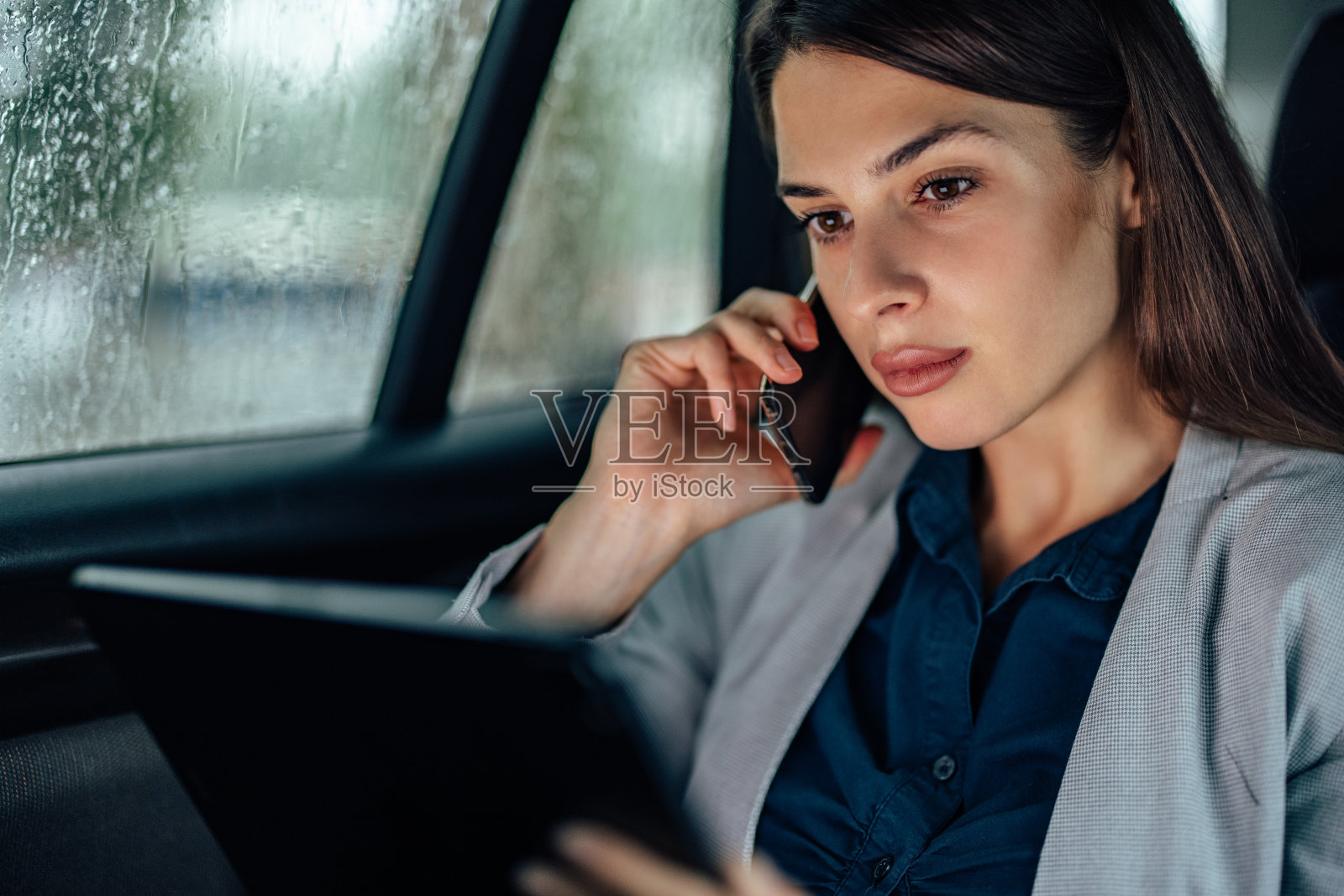 成年女性，一边聊天，一边拿着平板电脑。照片摄影图片