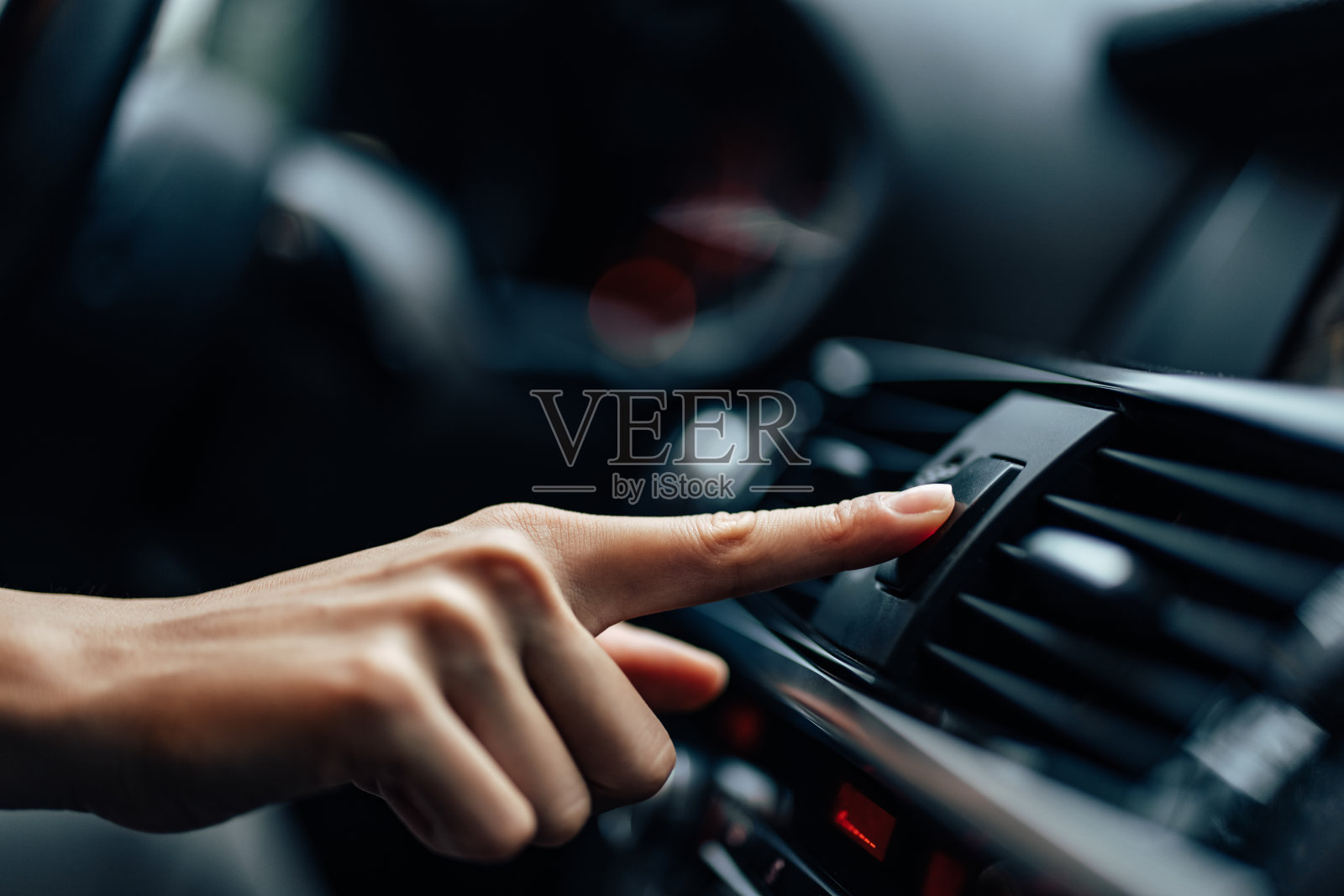 汽车灯，被司机打开。照片摄影图片