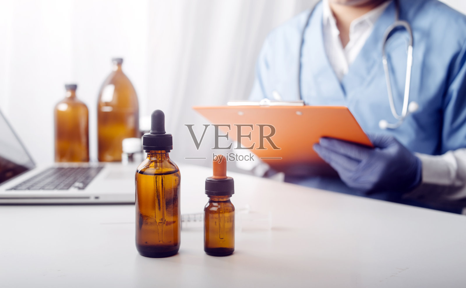 医疗技术或医疗网络。医生使用数字平板电脑与屏幕界面。照片摄影图片