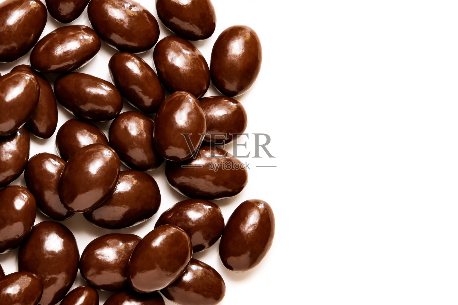 黑巧克力杏仁，白色背景巧克力糖衣照片摄影图片