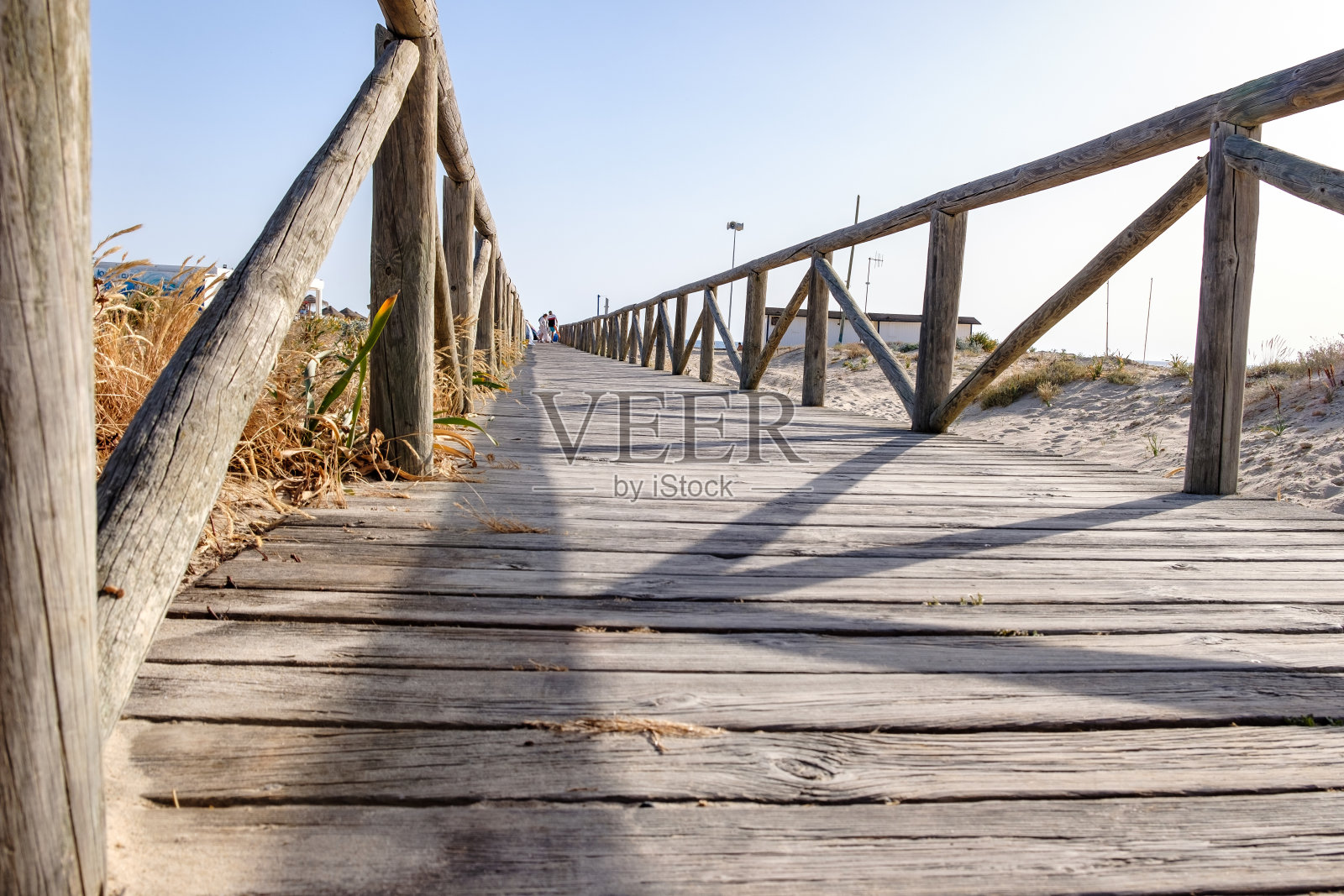在通往大海的路上，海滩上的天然木栈道越过沙滩照片摄影图片