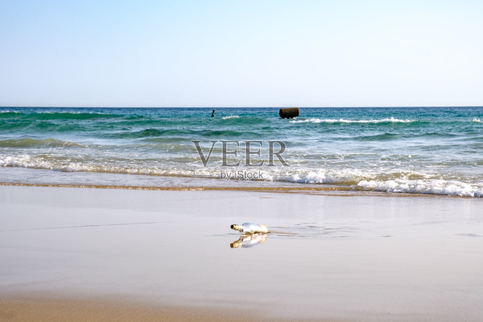 玻璃瓶里的信被埋在沙滩上照片摄影图片