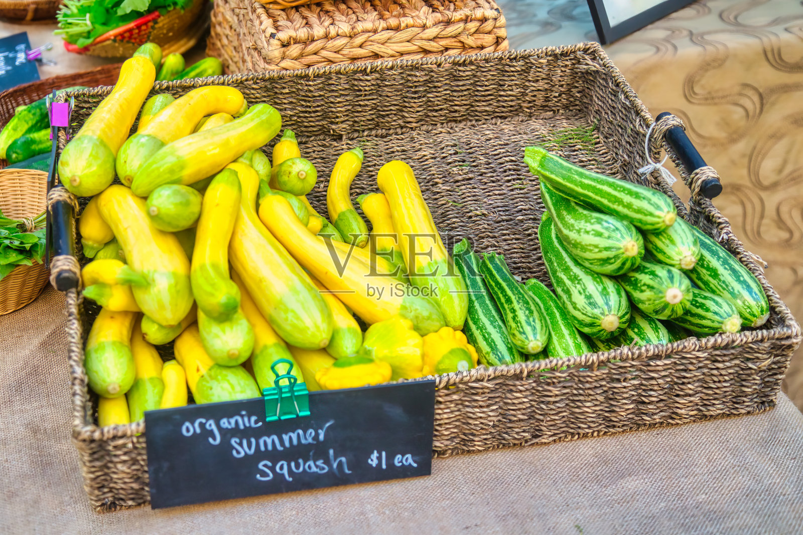 农贸市场的夏南瓜黄绿条纹西葫芦照片摄影图片