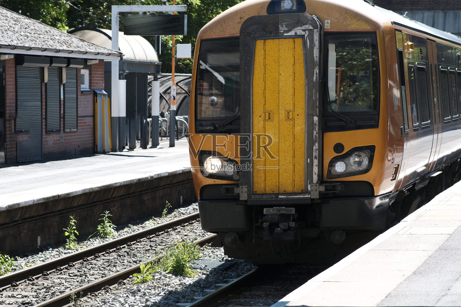 通用柴油动力铁路站在英国乡村。照片摄影图片