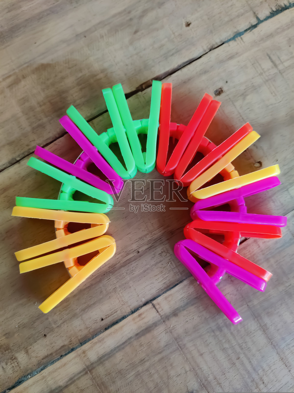 彩色物体孤立在木头表面的特写镜头照片摄影图片