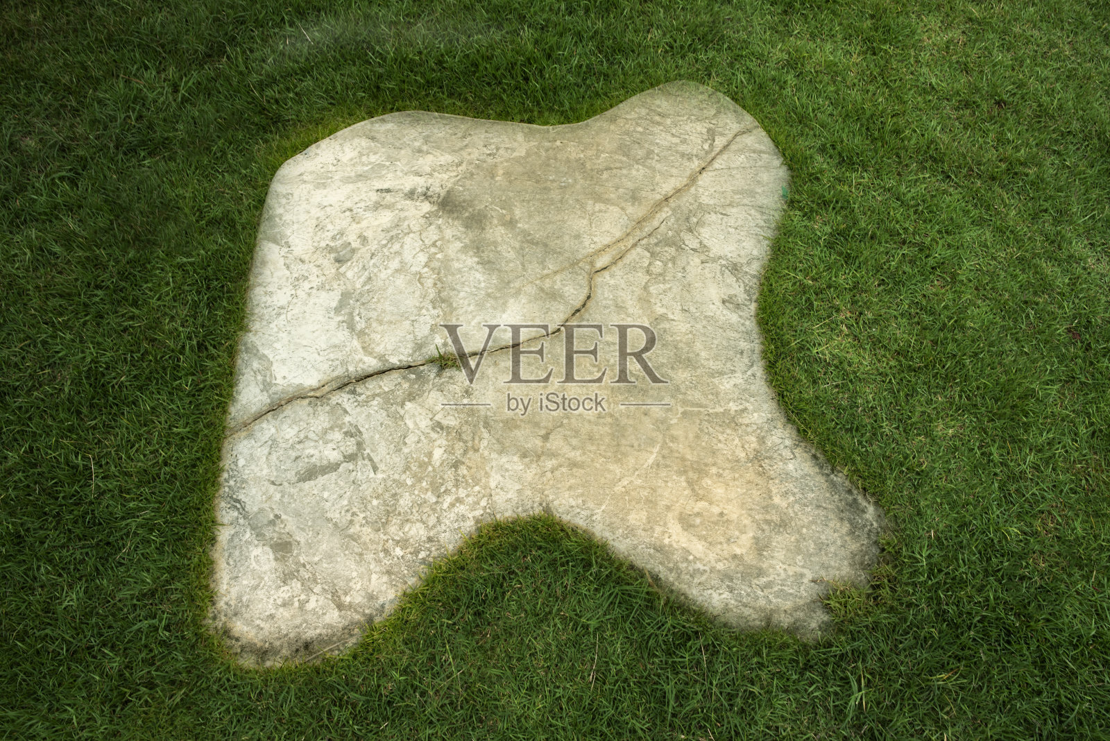 草坪上的地板。绿色草地上的大理石背景。照片摄影图片