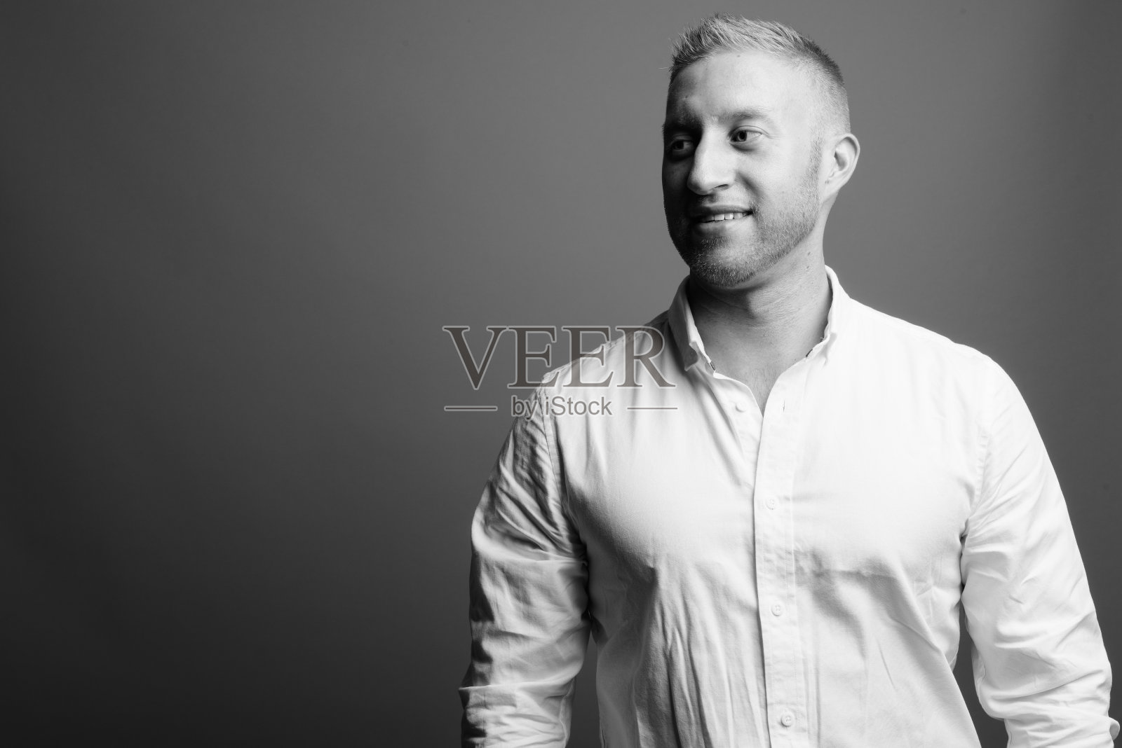 商人的肖像与胡茬黑白照片摄影图片