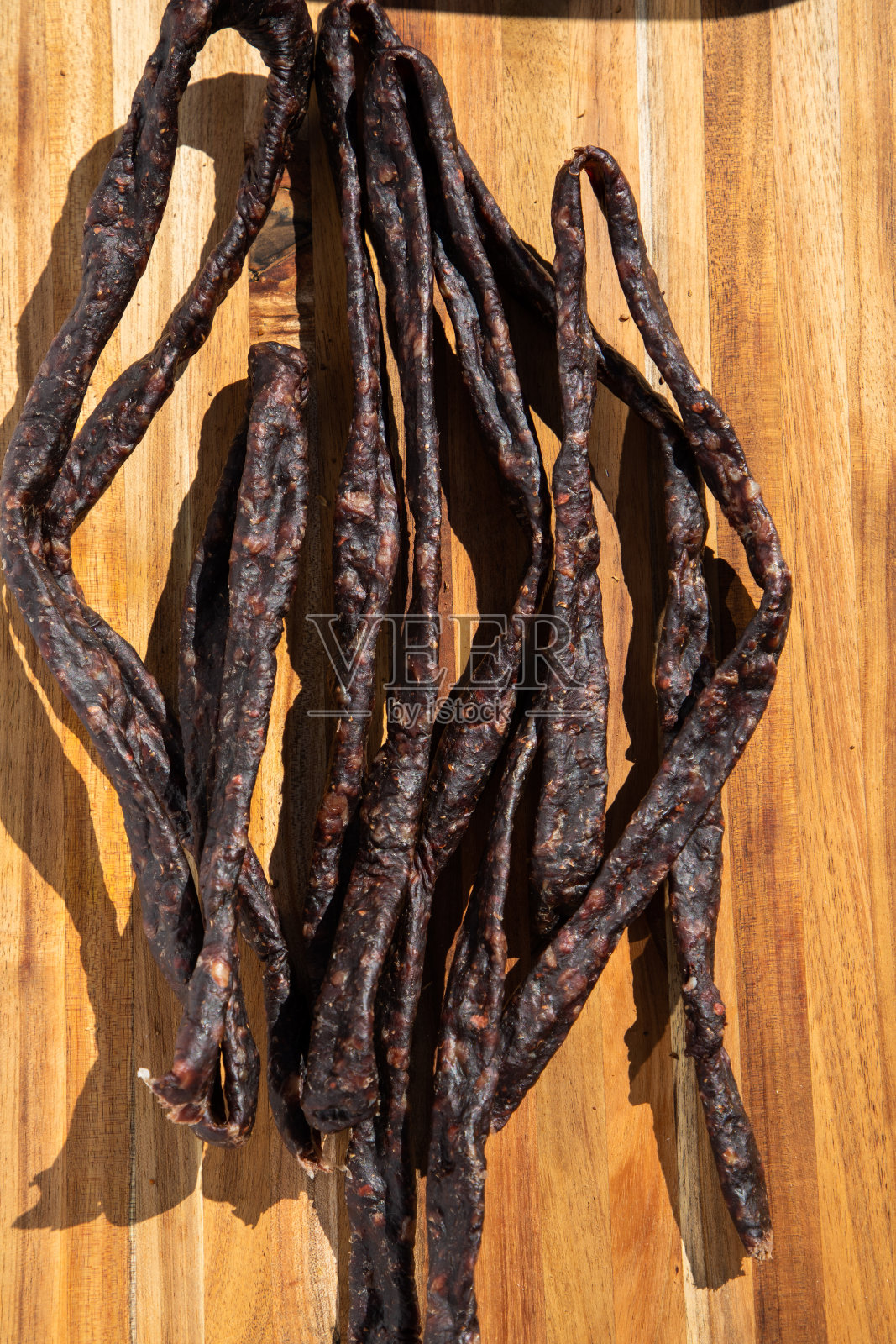 干腌肉肠。一种传统的南非小吃，也被称为droewors。照片摄影图片