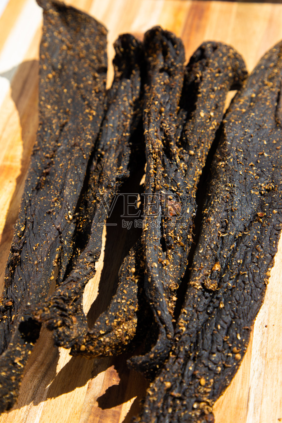 Biltong，南非传统的干腌肉食品小吃。照片摄影图片