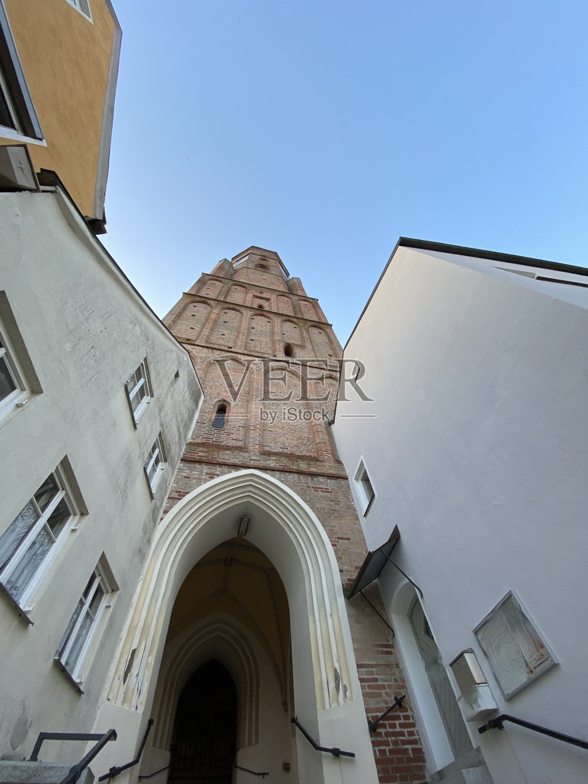 德国下巴伐利亚的Dingolfing教堂，教堂塔圣约翰内斯照片摄影图片