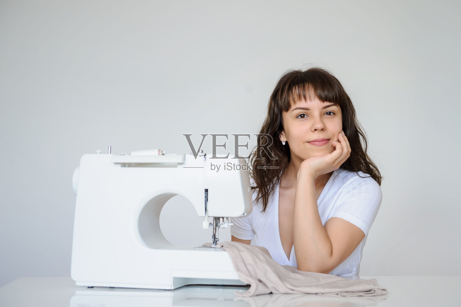 一张性感的黑发女人在缝纫机旁工作的照片照片摄影图片