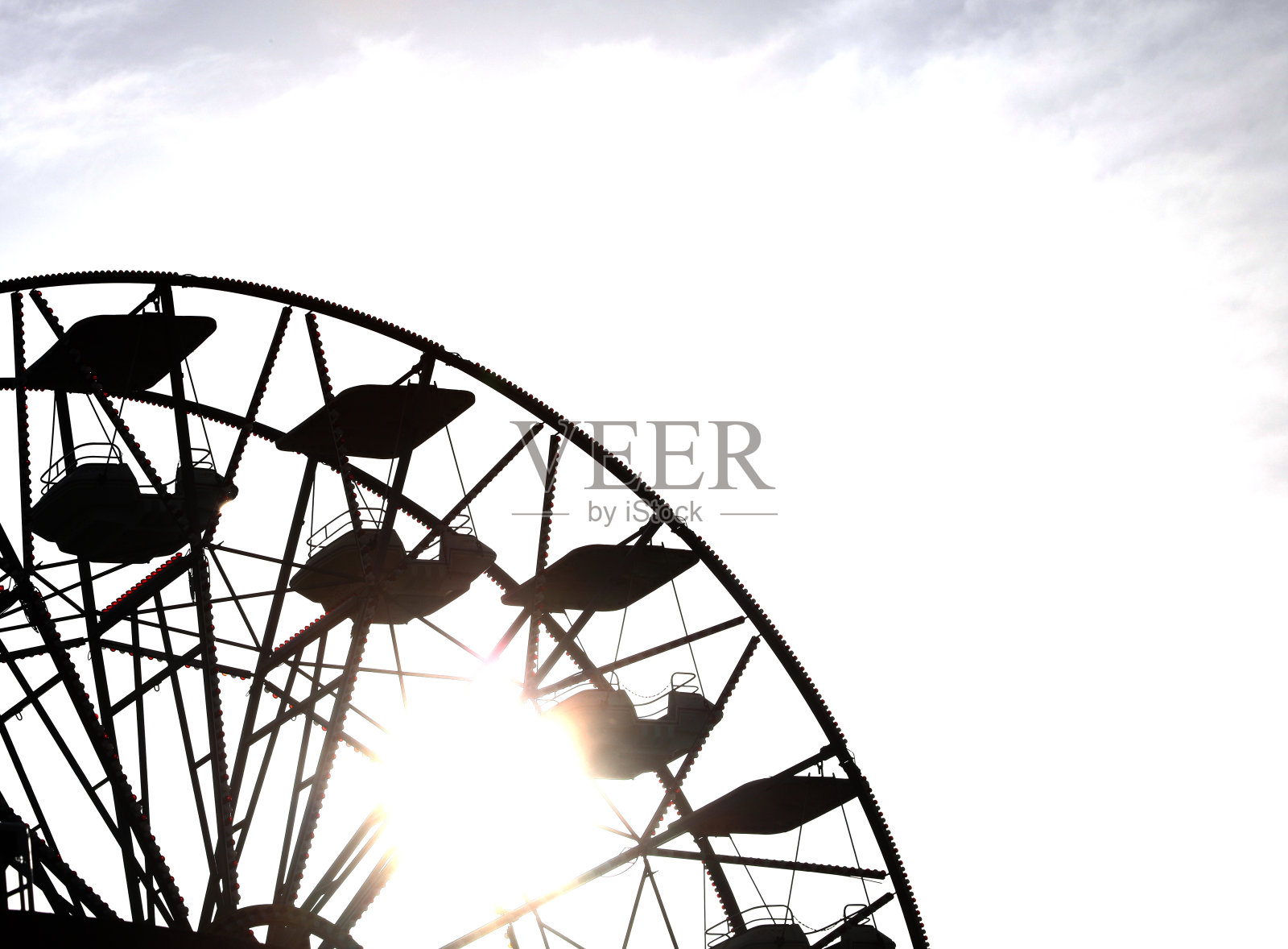 大摩天轮的剪影和背光下的篮子照片摄影图片