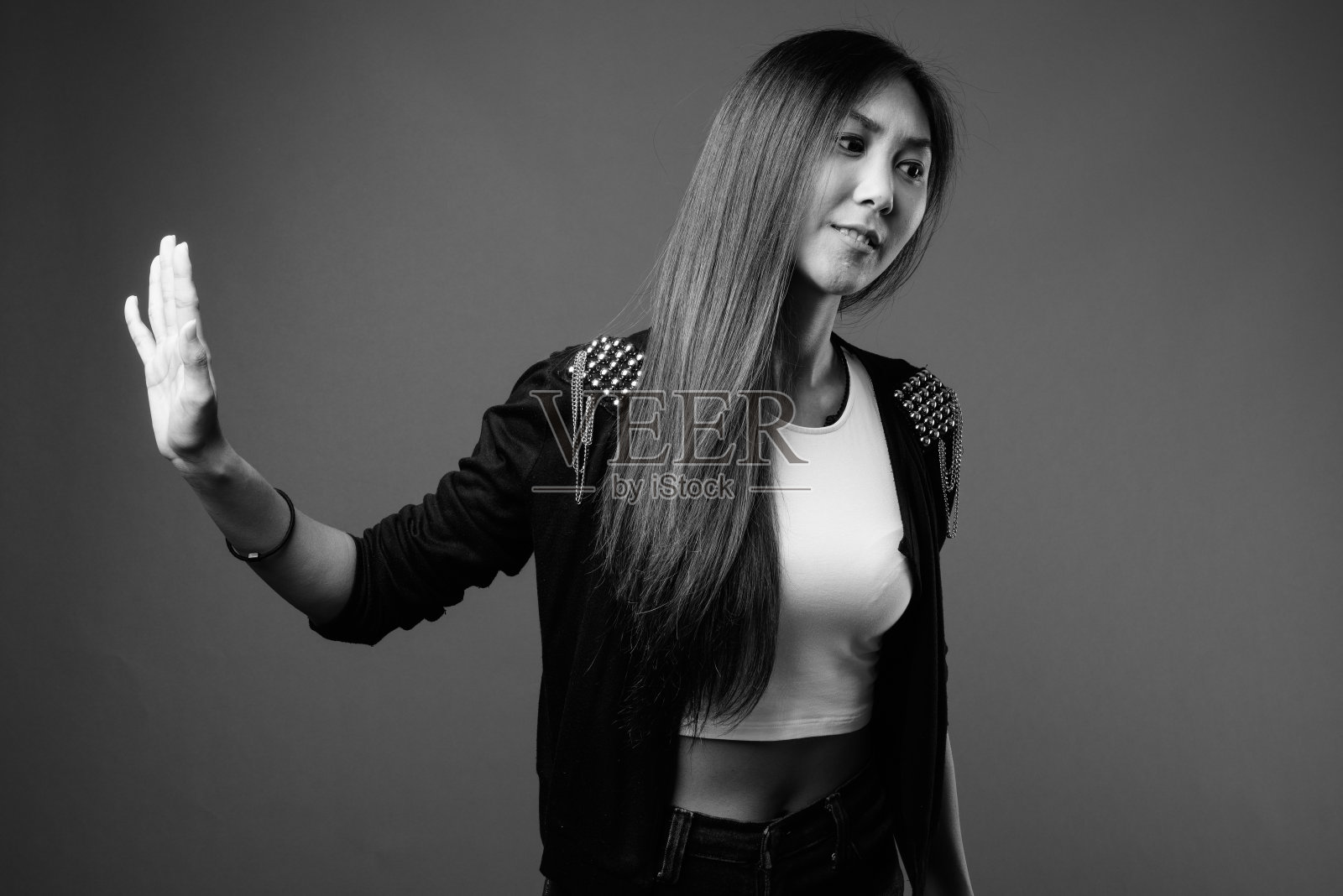 年轻美丽的亚洲女人在黑白照片摄影图片