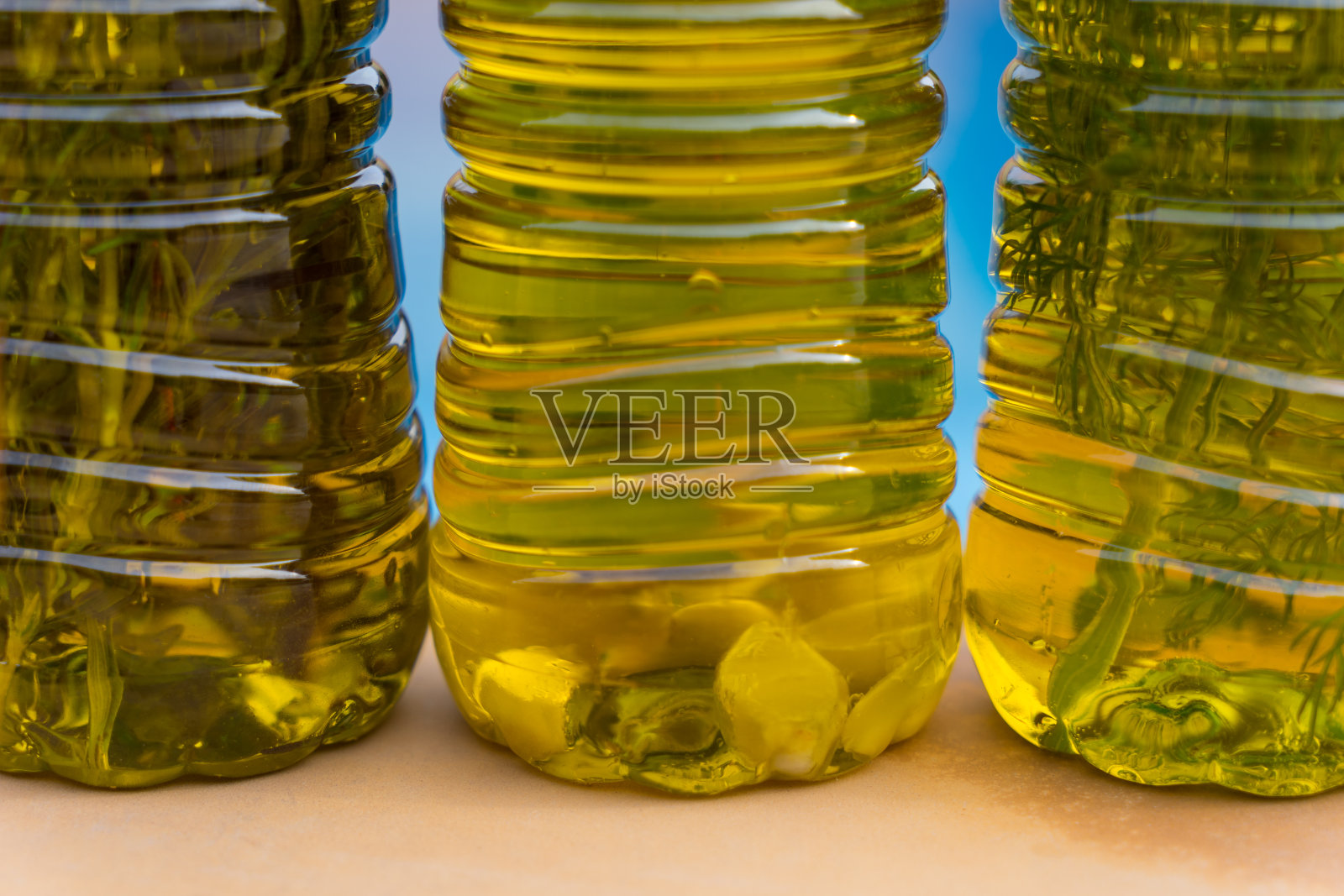 精选地中海香草和大蒜制成的美味天然橄榄油照片摄影图片