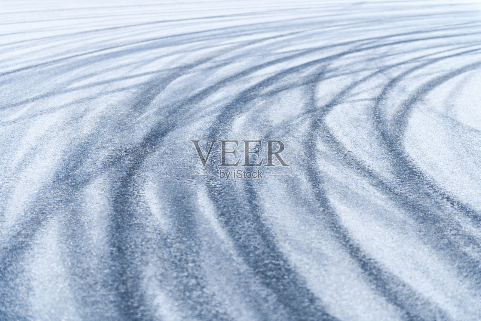 沥青路面上有汽车轮胎的痕迹。道路的背景照片摄影图片