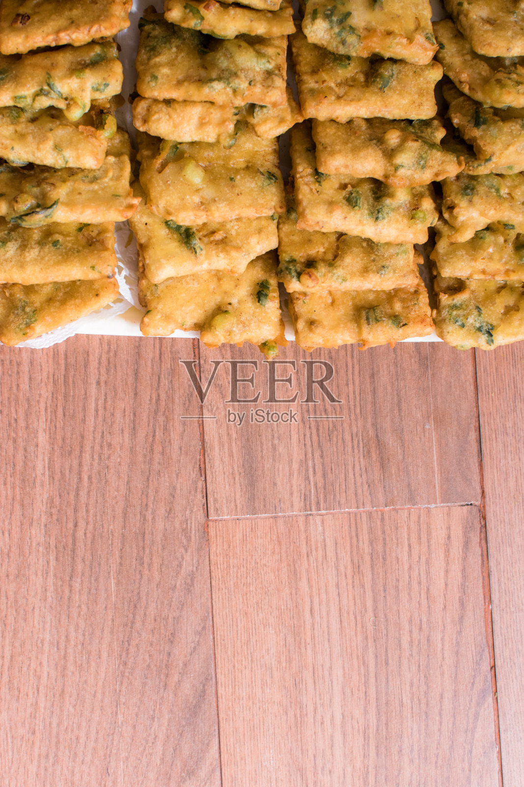 在白色托盘上堆一堆煎蛋饼照片摄影图片