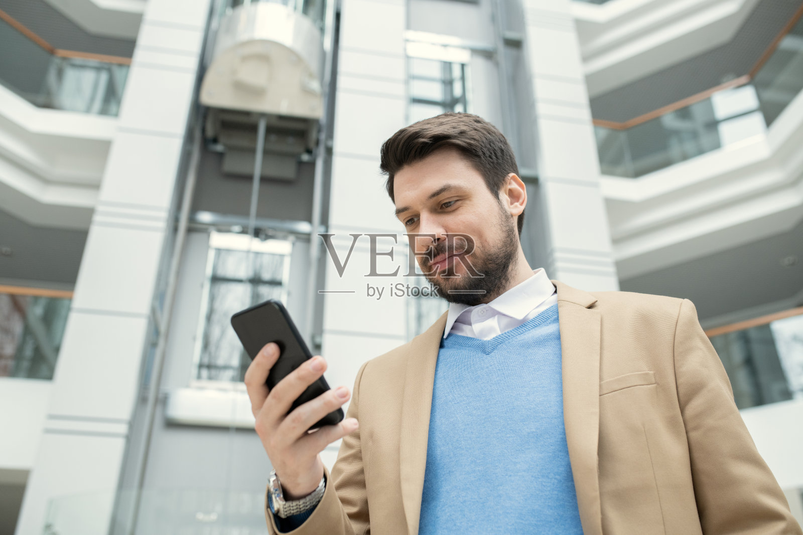 商人在看电话留言照片摄影图片