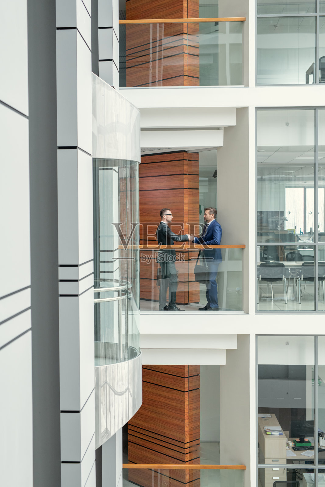 商务人士在办公室问候照片摄影图片