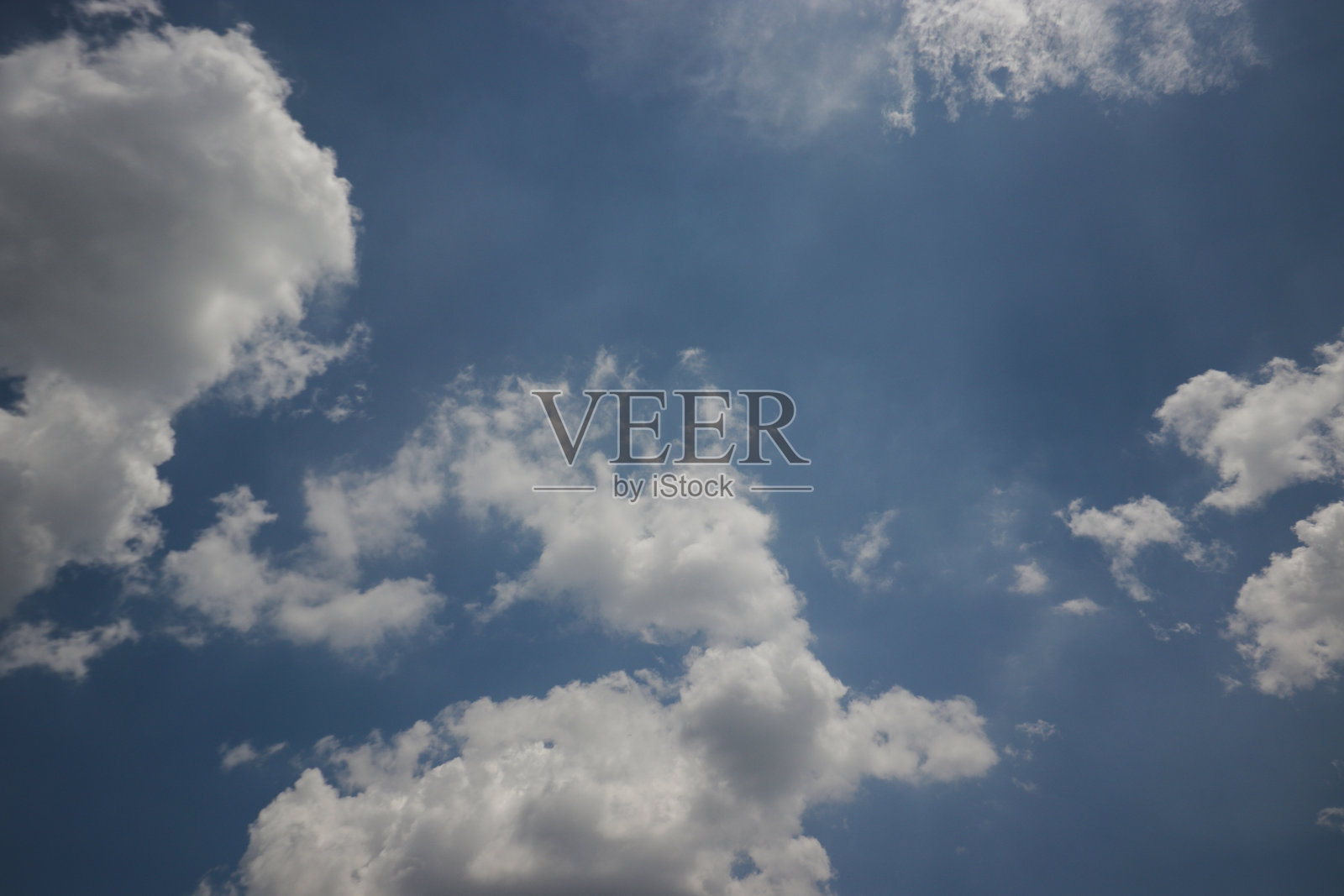 层积云与晴朗的蓝天背景在中午。云的类型储存图像。照片摄影图片