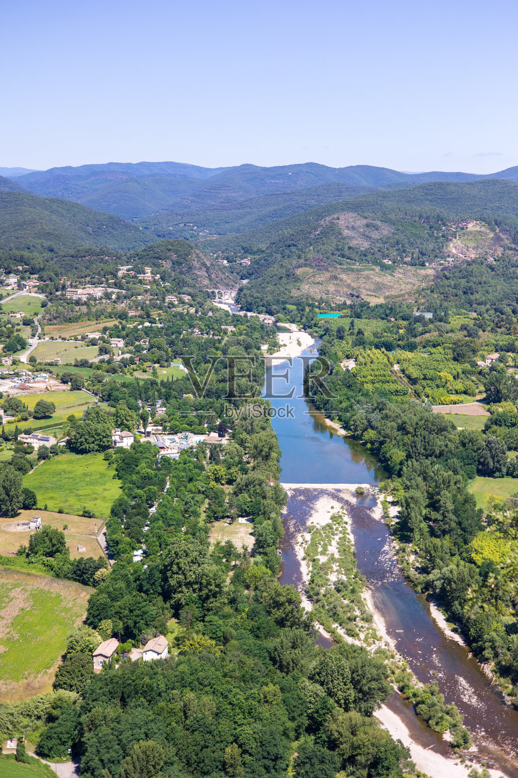 从Anduze镇(法国奥西坦尼)后面的Rocher Saint-Julien山顶俯瞰花园山谷和Cévennes照片摄影图片