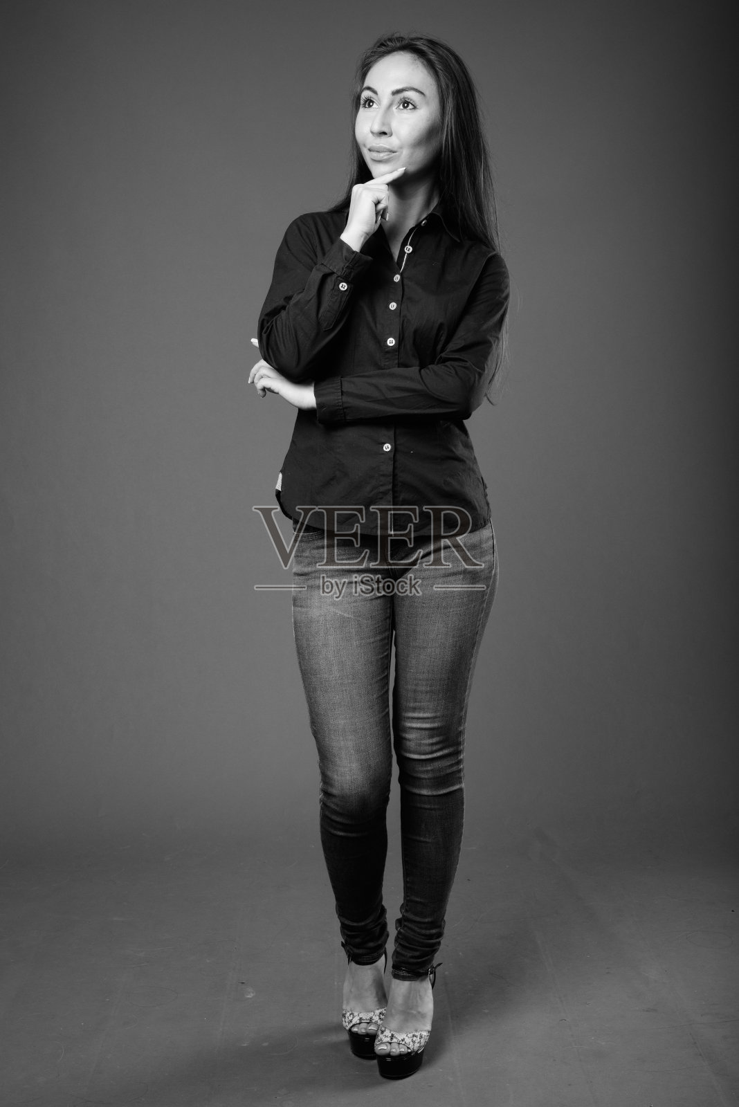 摄影室拍摄的年轻美丽的女商人在黑白照片摄影图片