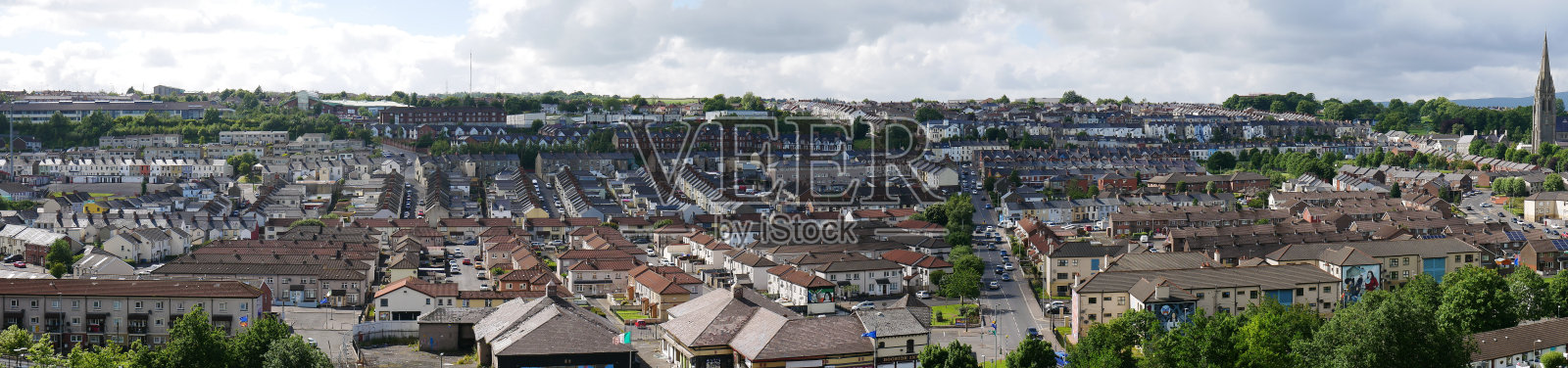 从城墙向Creggan Estate望去，西德里/伦敦德里的Bogside地区全景。照片摄影图片