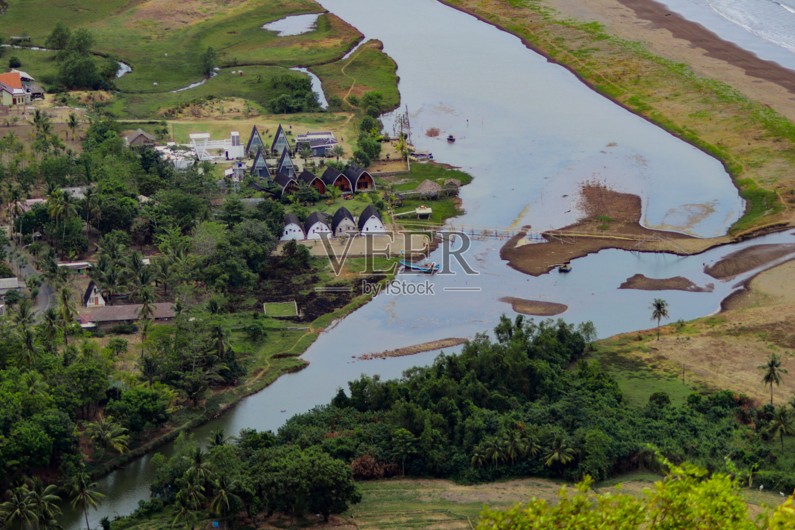 印度尼西亚苏kabumi，联合国教科文组织世界地质公园punak Darma的美丽风景。punak Darma是Ciletuh地质公园最高的高原之一。照片摄影图片