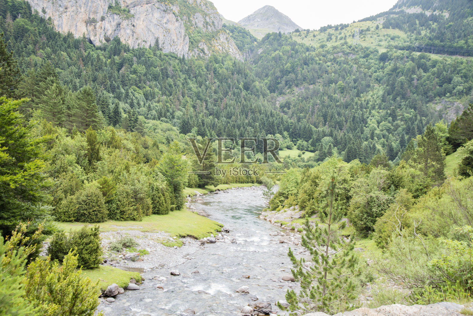山脉，山谷，河流，法国和西班牙之间的自然照片摄影图片