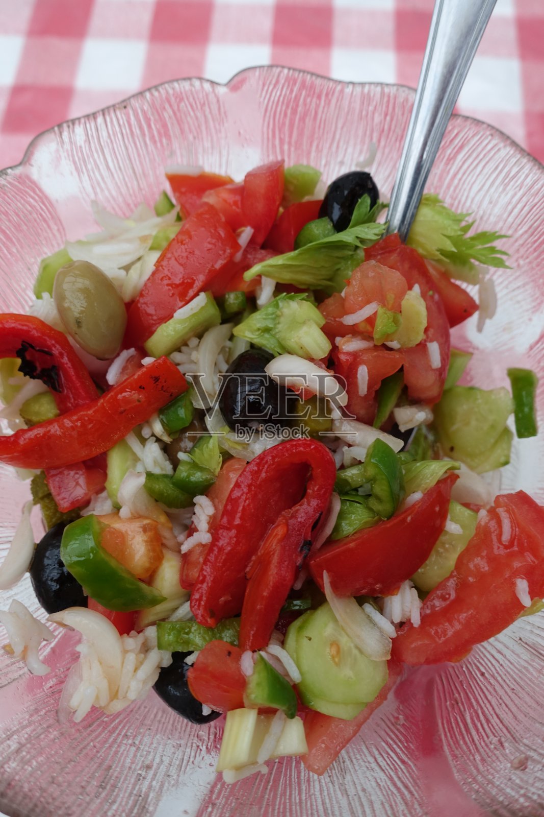 由生米饭和烤红辣椒组成的沙拉自助餐照片摄影图片