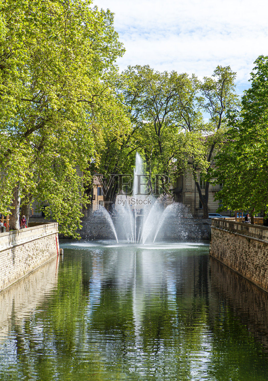 在一个著名的花园里喷水照片摄影图片