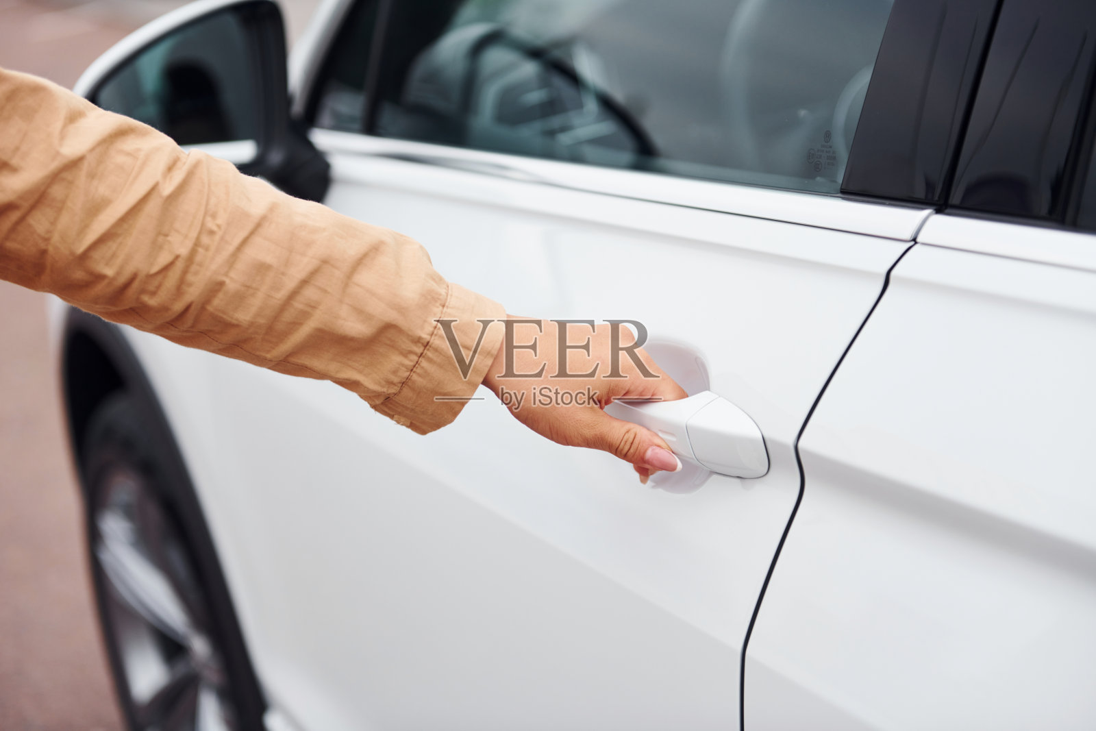 打开了门。时尚漂亮的年轻女子和她的现代汽车照片摄影图片