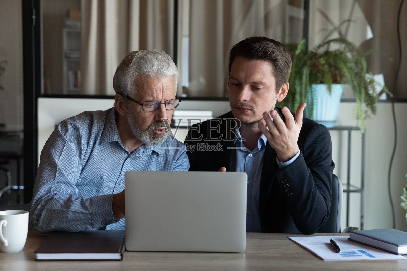 严厉的老板对有关的高级雇员的错误感到恼怒照片摄影图片