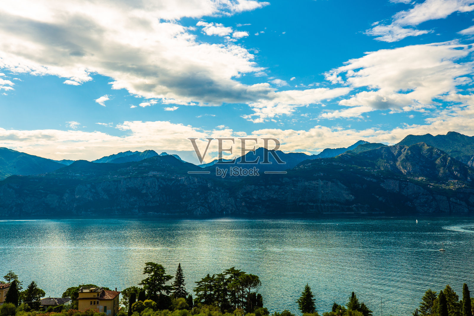 意大利加尔达湖上的马尔凯西照片摄影图片