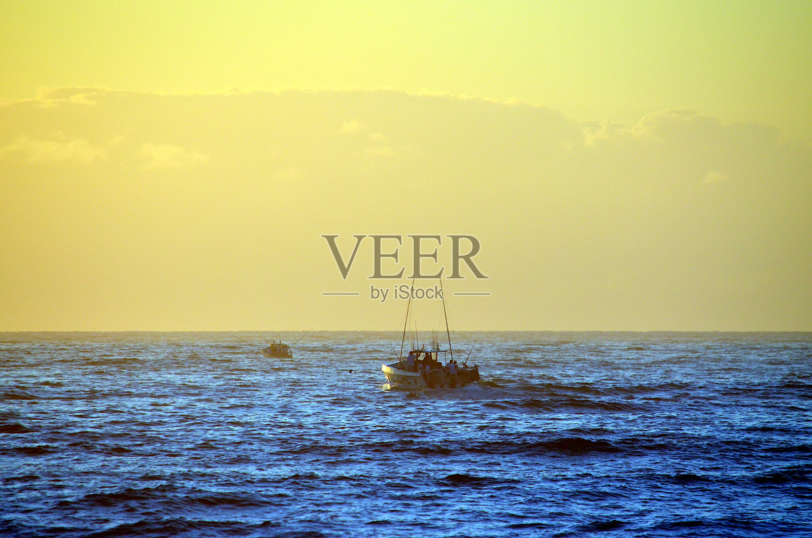 海上的渔船照片摄影图片