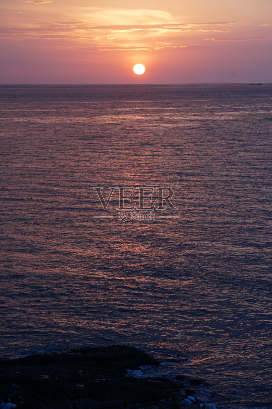 在泰国普吉岛，宁静的红日和黄昏天空日落的自然海景。照片摄影图片