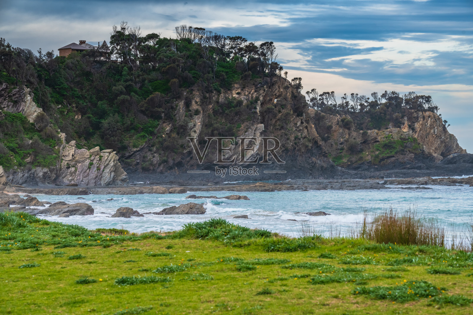 下午晚些时候在海滩上照片摄影图片