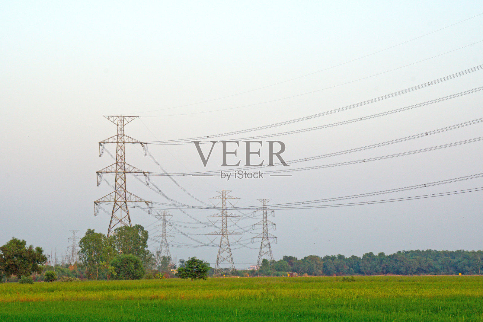 高压杆塔或电塔是传输高压电力位于绿色领域的能源技术概念照片摄影图片