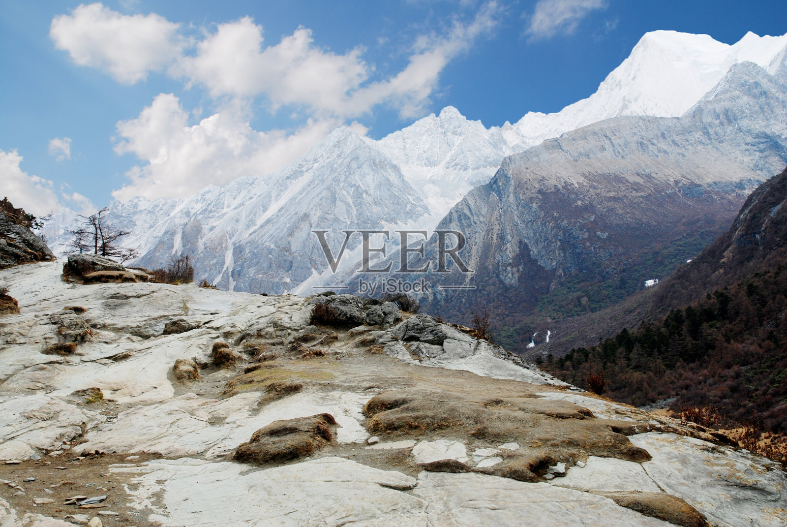 中国亚丁自然保护区的jambeyang雪山在冬季的自然景观，徒步到史诗般的山脉和冒险的背包旅行照片摄影图片