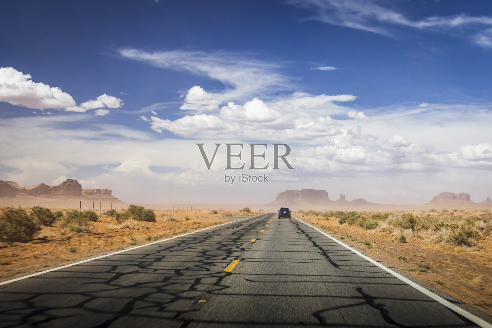 纪念碑谷附近的公路景观照片摄影图片