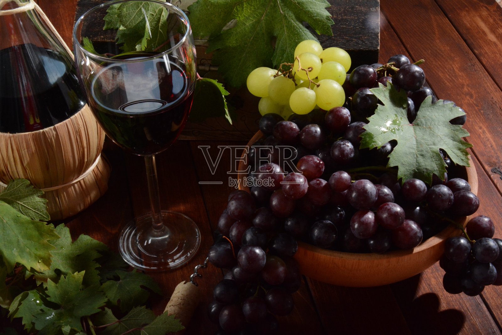 木碗中新鲜黑葡萄与红酒照片摄影图片