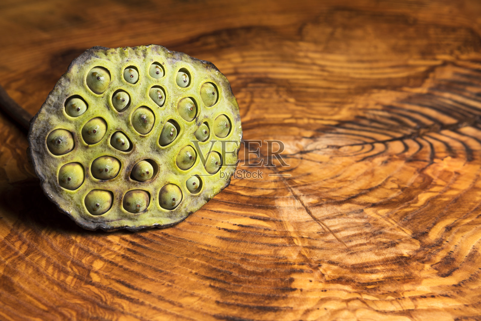 莲子胶囊躺在木头上照片摄影图片