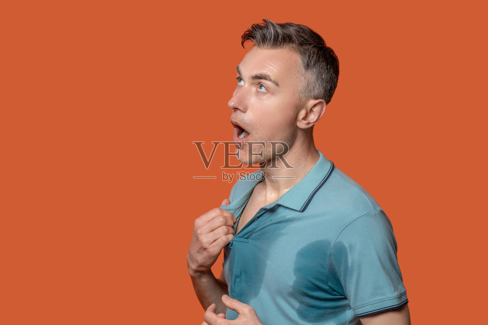 悲伤的人遭受着大汗淋漓照片摄影图片