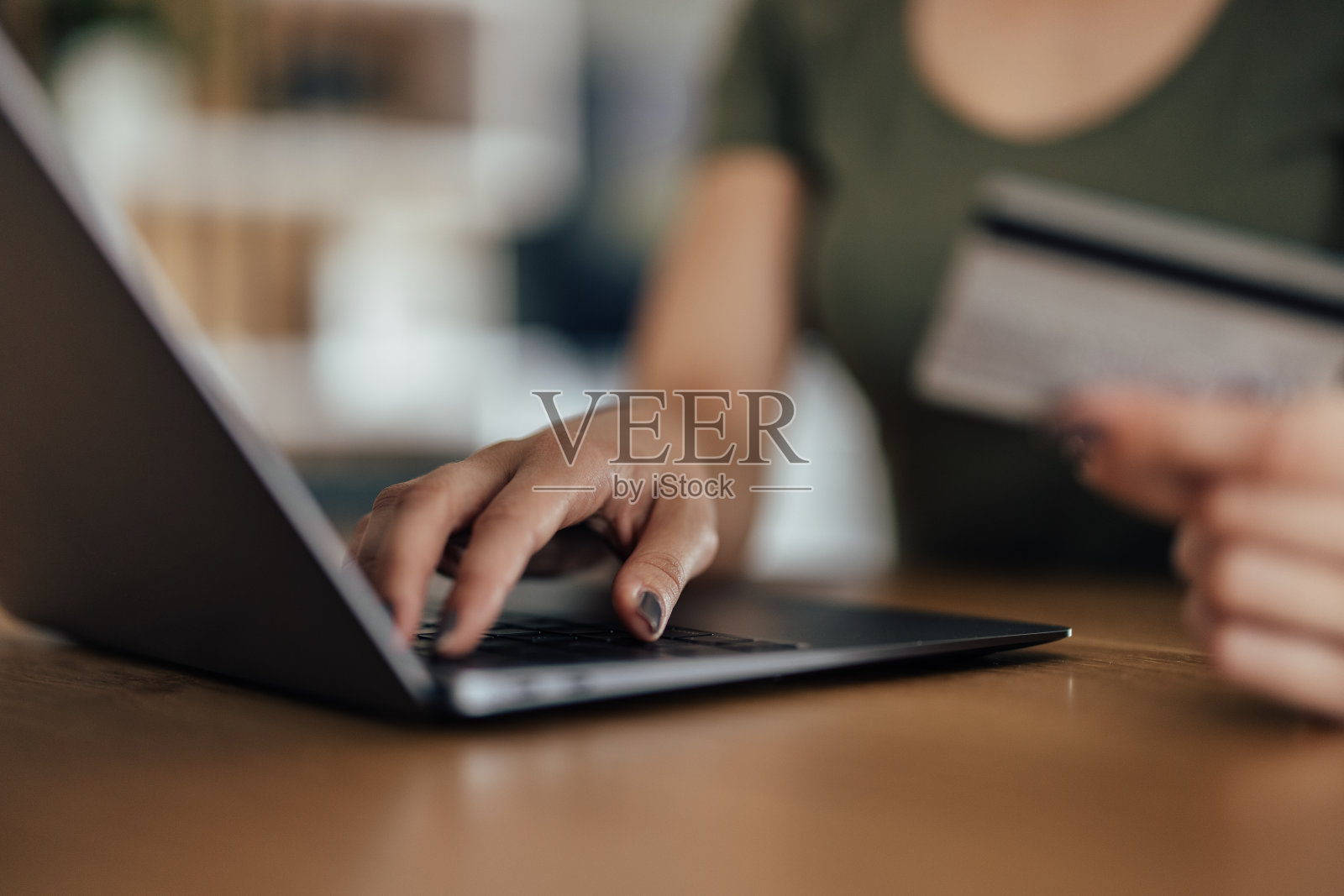 笔记本电脑的图片，正在使用。照片摄影图片