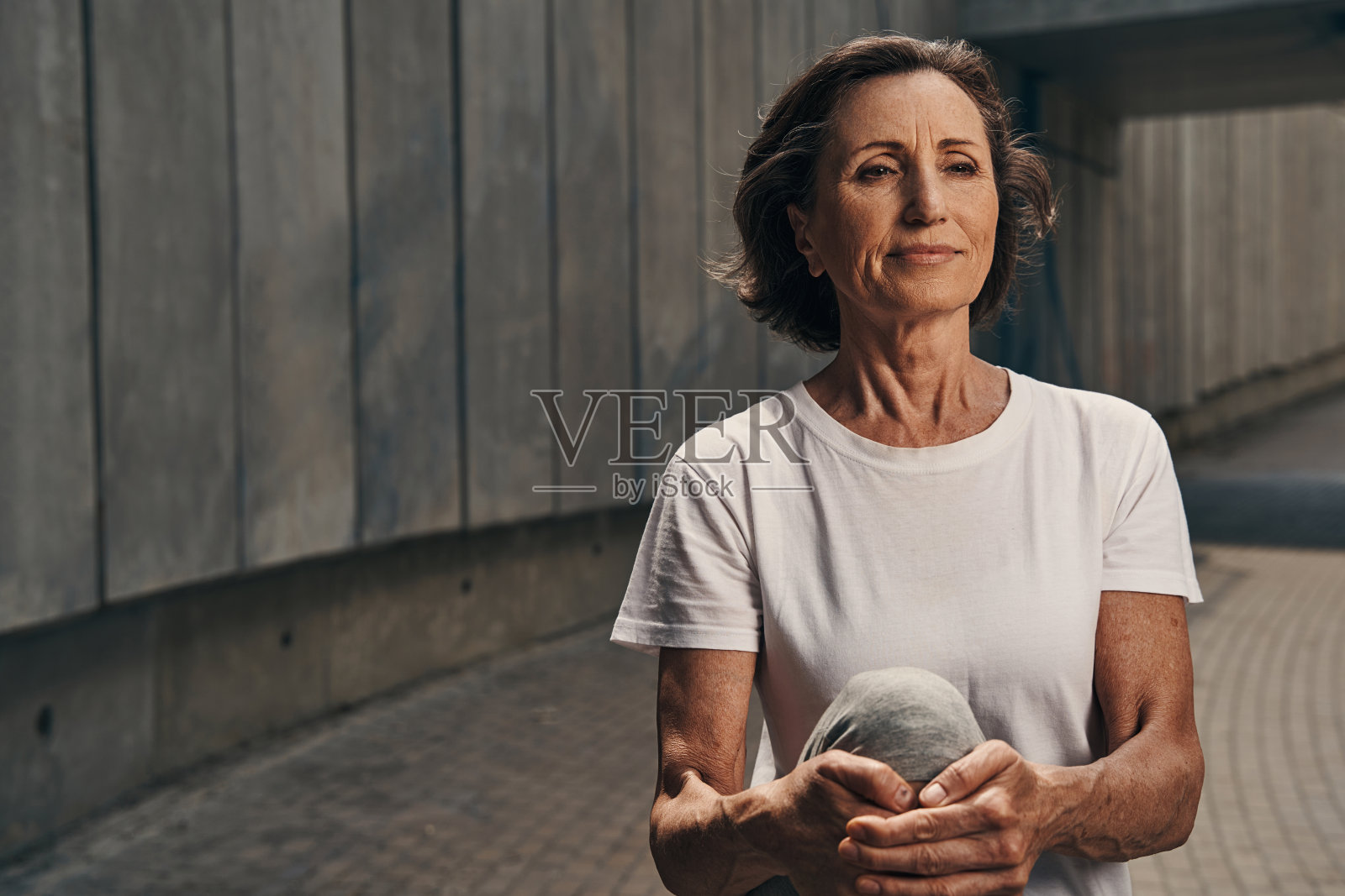 快乐的老年活跃女性享受户外训练照片摄影图片