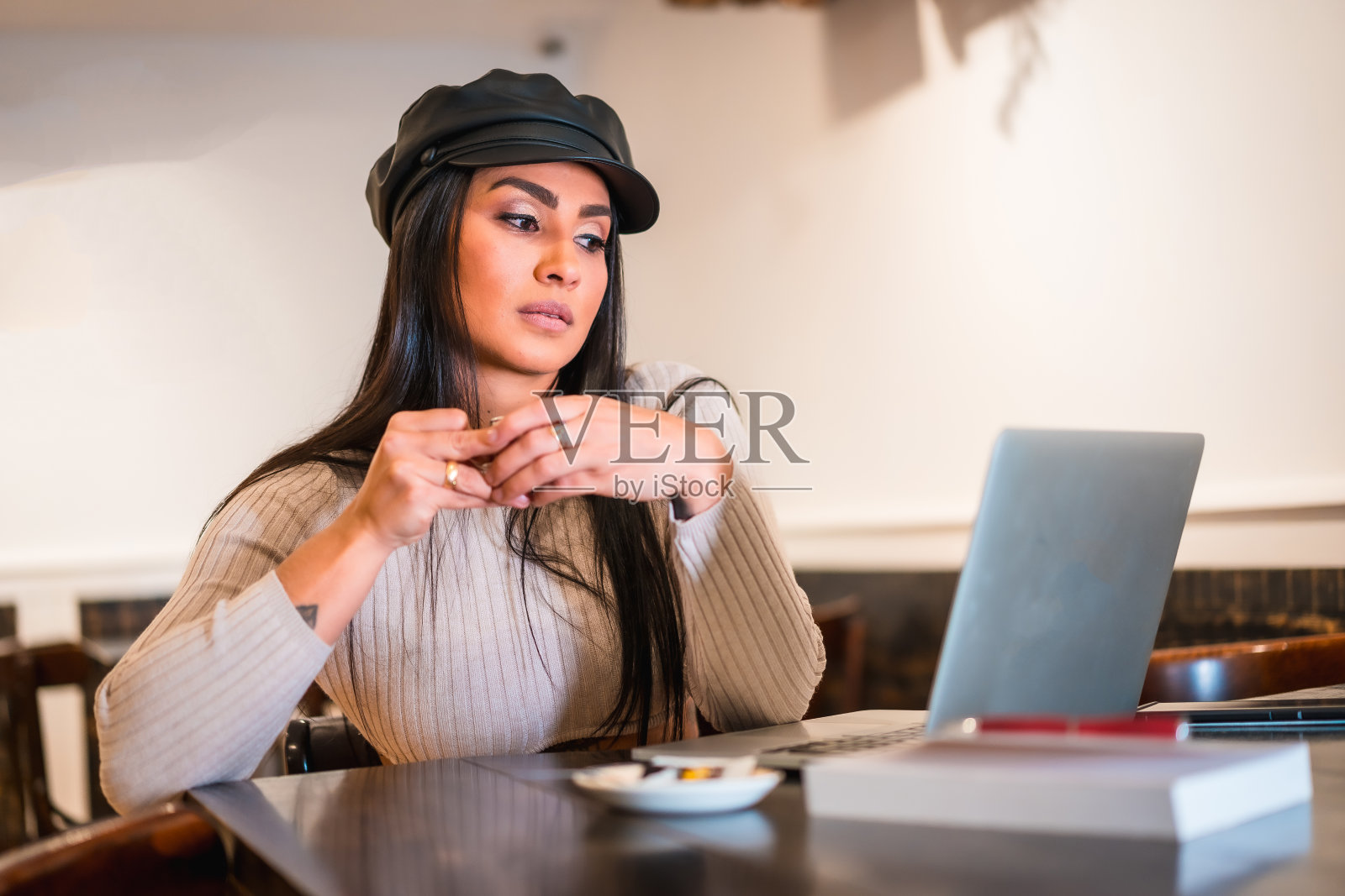 拉丁美洲褐发建筑师阅读工作电子邮件与电脑远程工作在一个自助餐厅在假期照片摄影图片