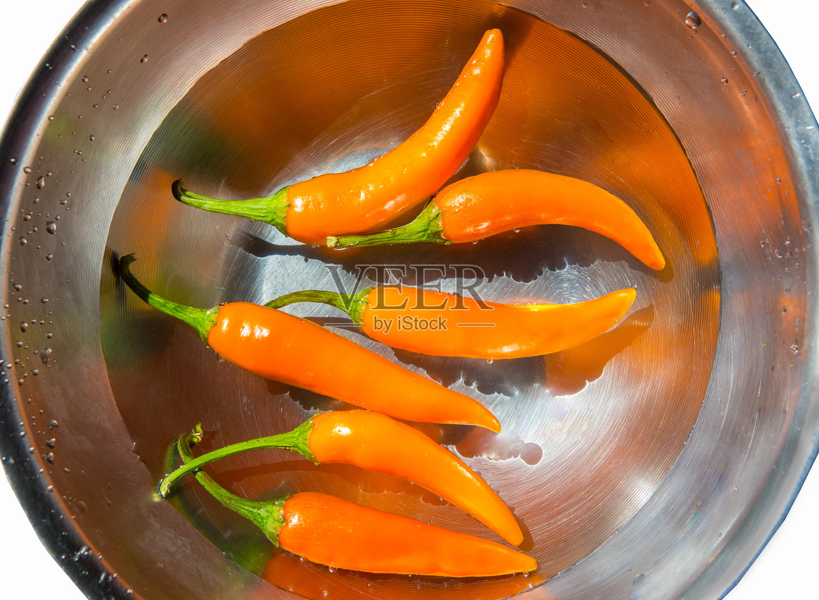 白色背景下的黄色辣椒照片摄影图片